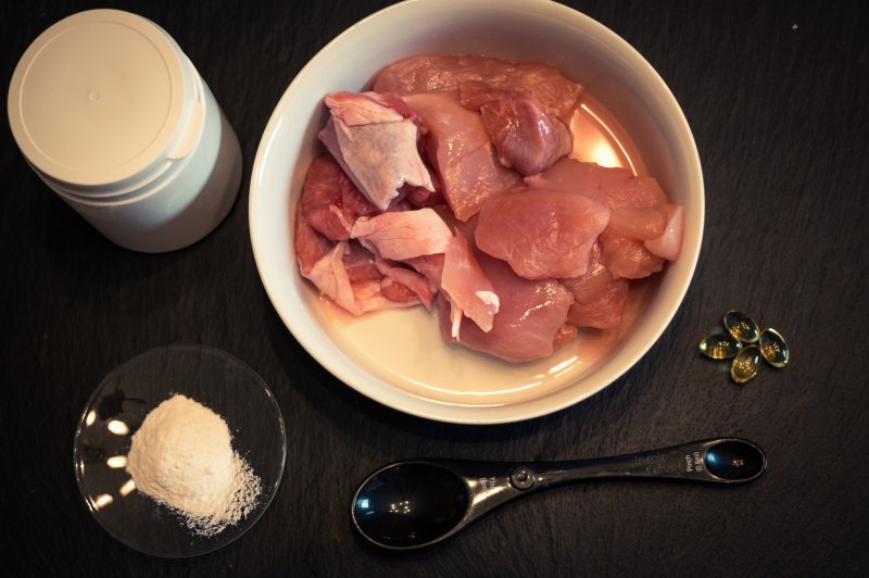 Rohes Hundefutter mit Vitaminpulver