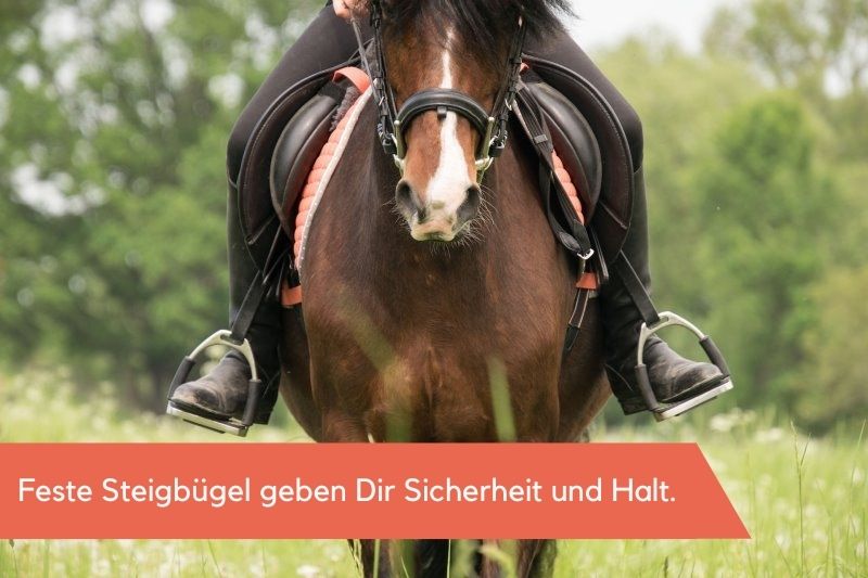 Steigbügel sind fest am Sattel befestigt