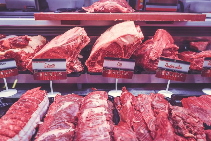 Fleischtheke mit rohem Fleisch