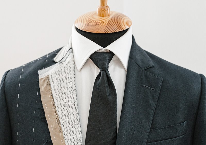 Hier ist kein Turnierjacket, sondern ein normales Herrensakko mit pikiertem Reverskragen 