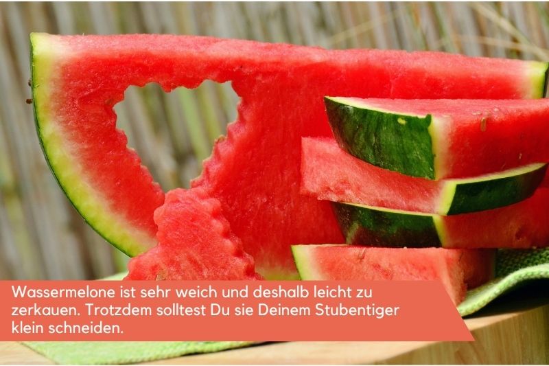 Wassermelone aus der ein herzförmiges Stück geschnitten wurde
