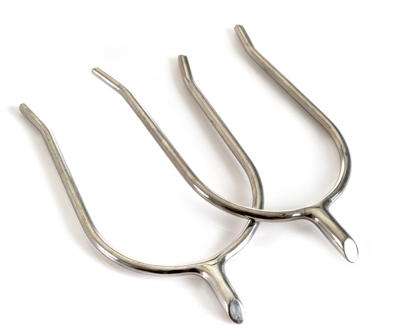 Sporen vor weißem Hintergrund